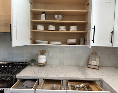 1121 E Powell Way - Photo Thumbnail 7