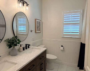 1121 E Powell Way - Photo Thumbnail 15