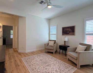 1121 E Powell Way - Photo Thumbnail 14
