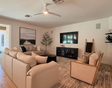 1121 E Powell Way - Photo Thumbnail 4