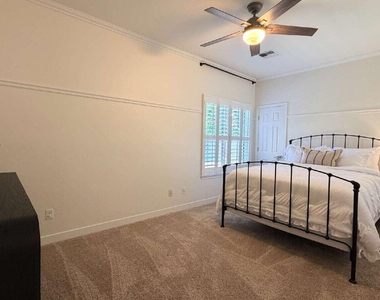 1121 E Powell Way - Photo Thumbnail 17