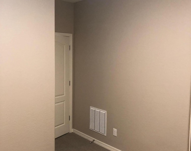 17206 N 9th Place - Photo Thumbnail 6