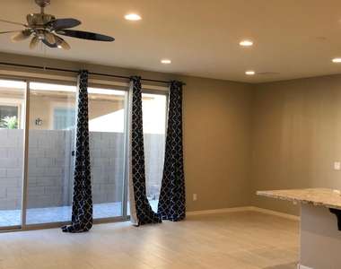 17206 N 9th Place - Photo Thumbnail 4