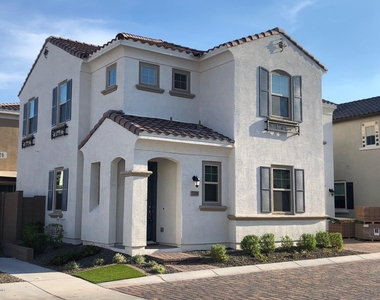 17206 N 9th Place - Photo Thumbnail 2