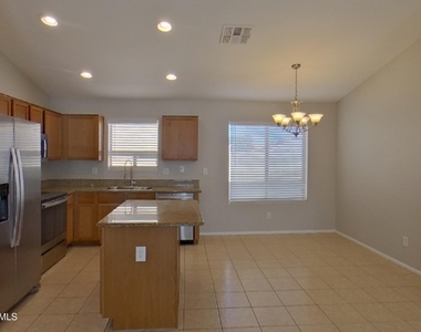 39964 W Sanders Way - Photo Thumbnail 3