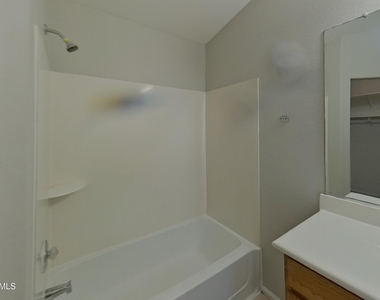 39964 W Sanders Way - Photo Thumbnail 8