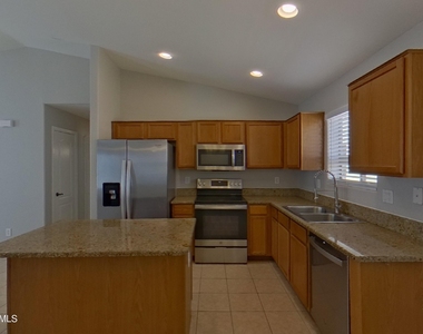 39964 W Sanders Way - Photo Thumbnail 4