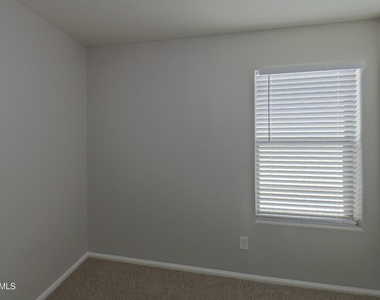 39964 W Sanders Way - Photo Thumbnail 11