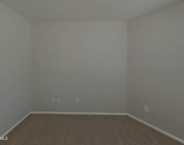 39964 W Sanders Way - Photo Thumbnail 9
