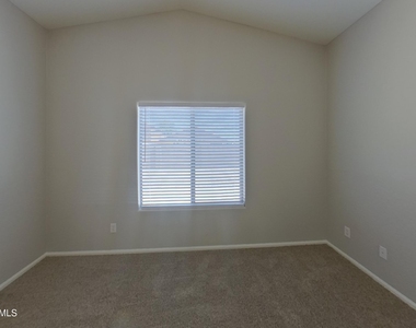 39964 W Sanders Way - Photo Thumbnail 6