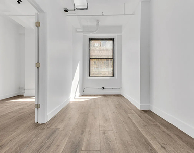 255 West 36th Street - Photo Thumbnail 3