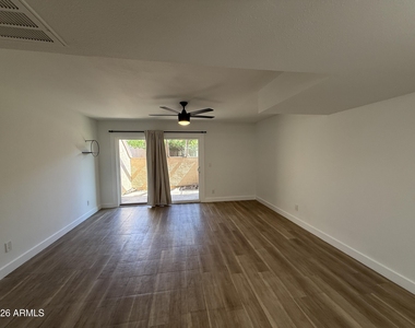 812 W 14th Street - Photo Thumbnail 8