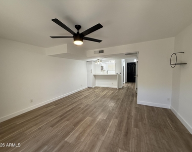 812 W 14th Street - Photo Thumbnail 10