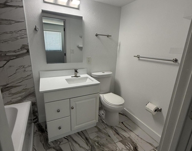 812 W 14th Street - Photo Thumbnail 17