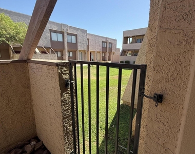 812 W 14th Street - Photo Thumbnail 13