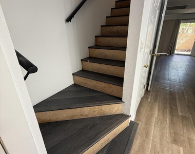 812 W 14th Street - Photo Thumbnail 14
