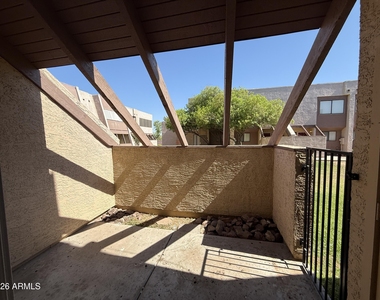 812 W 14th Street - Photo Thumbnail 12