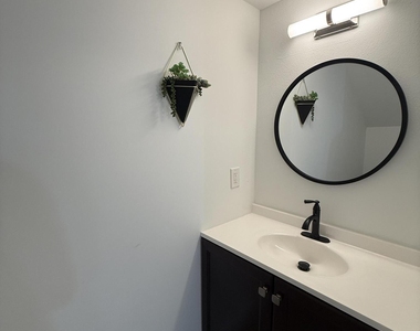 812 W 14th Street - Photo Thumbnail 6