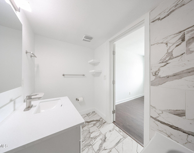 812 W 14th Street - Photo Thumbnail 34