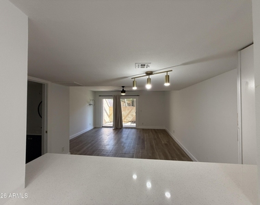 812 W 14th Street - Photo Thumbnail 4