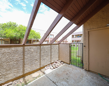 812 W 14th Street - Photo Thumbnail 44