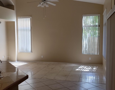 16402 N 39th Place - Photo Thumbnail 8