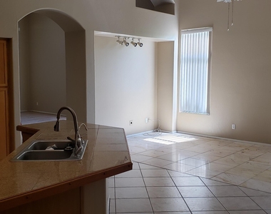 16402 N 39th Place - Photo Thumbnail 7