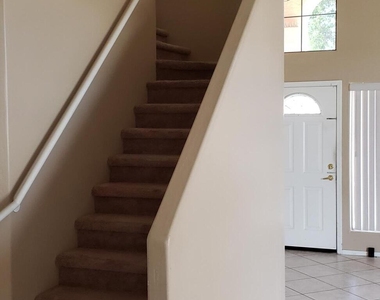 16402 N 39th Place - Photo Thumbnail 2