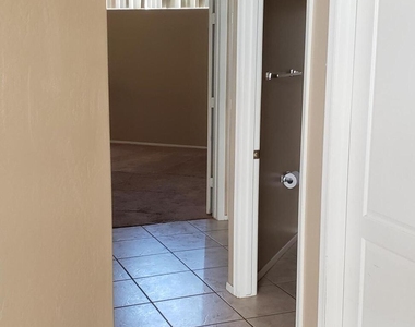 16402 N 39th Place - Photo Thumbnail 3