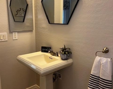 1731 E Elgin Street - Photo Thumbnail 13