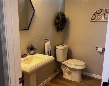 1731 E Elgin Street - Photo Thumbnail 12