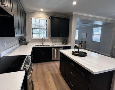 1731 E Elgin Street - Photo Thumbnail 6