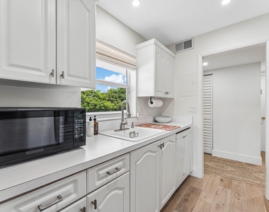 207 Tropic Isle Drive - Photo Thumbnail 10