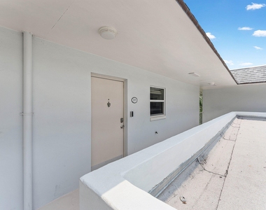 207 Tropic Isle Drive - Photo Thumbnail 3
