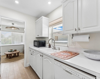 207 Tropic Isle Drive - Photo Thumbnail 13