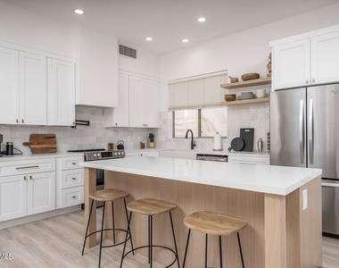4707 E Robin Lane - Photo Thumbnail 2