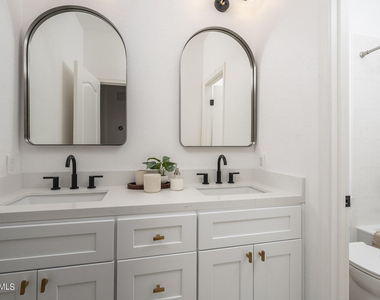 4707 E Robin Lane - Photo Thumbnail 10