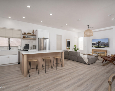 4707 E Robin Lane - Photo Thumbnail 1