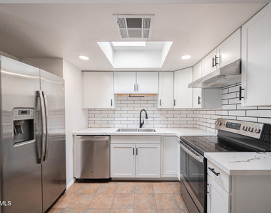 6008 W Augusta Avenue - Photo Thumbnail 11