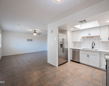 6008 W Augusta Avenue - Photo Thumbnail 10
