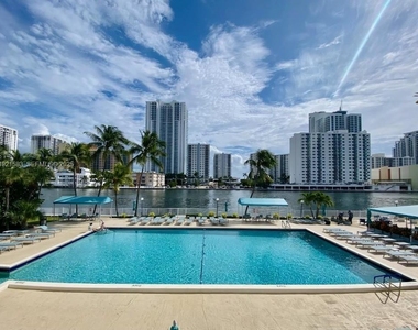 1000 Parkview Drive - Photo Thumbnail 4