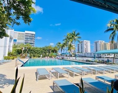 1000 Parkview Drive - Photo Thumbnail 3