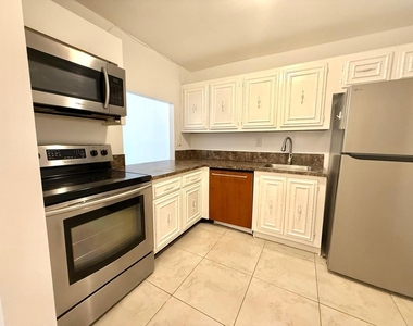 1000 Parkview Drive - Photo Thumbnail 9