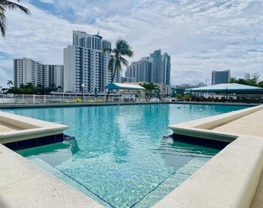 1000 Parkview Drive - Photo Thumbnail 5