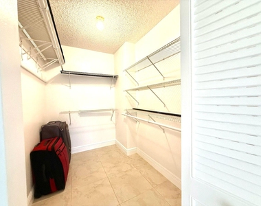 1000 Parkview Drive - Photo Thumbnail 16