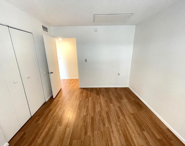 1068 N Benoist Farms Road - Photo Thumbnail 6