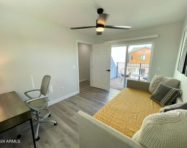 815 E Roma Avenue - Photo Thumbnail 10