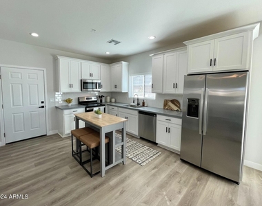 815 E Roma Avenue - Photo Thumbnail 5