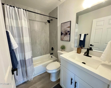 815 E Roma Avenue - Photo Thumbnail 12