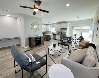 815 E Roma Avenue - Photo Thumbnail 2